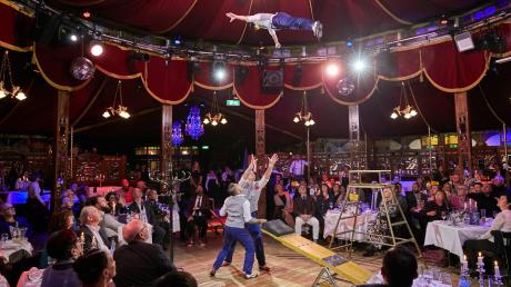 Akrobatik auf engstem Raum präsentieren die Künstler in Schuhbecks Teatro-Zelt. Der bekannte Koch gastiert bis zum 20. Januar mit seinem Spiegelzelt im Riedingerpark. 