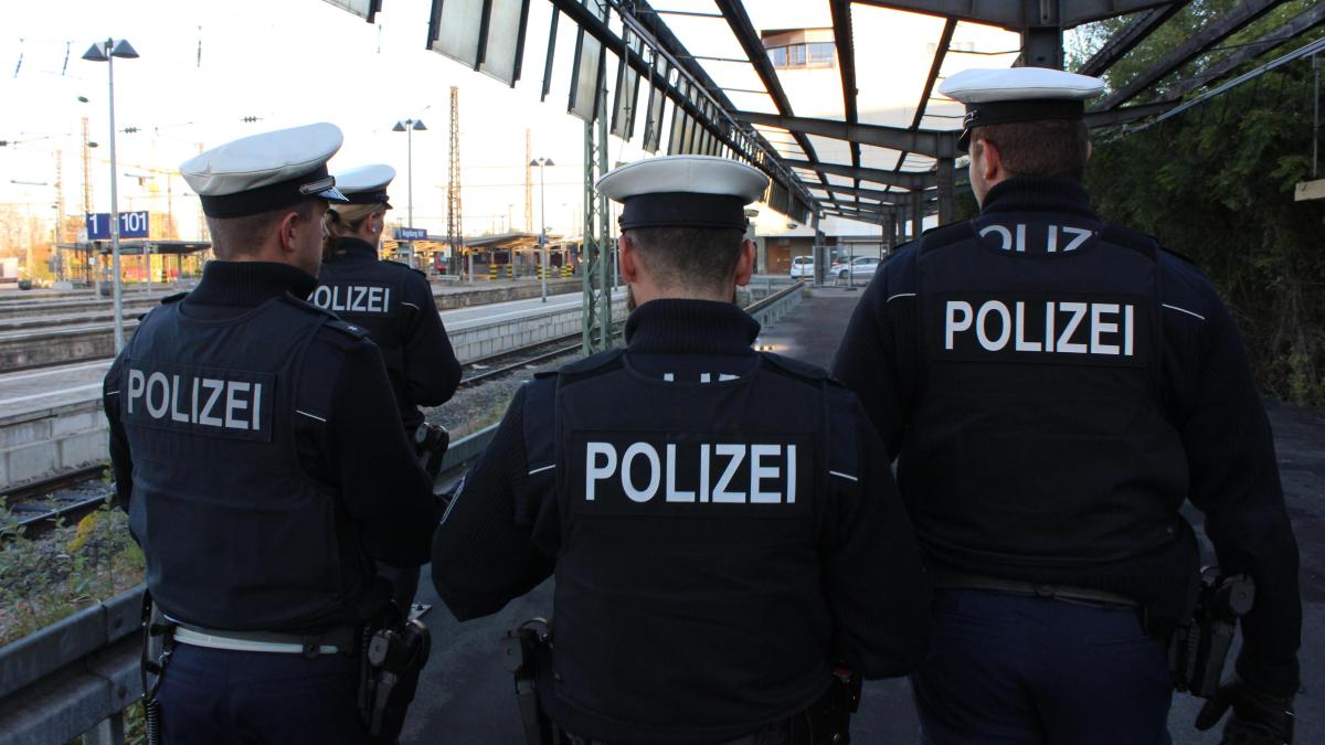#Augsburg Hauptbahnhof: Polizei zwingt Fahrgast zum Aussteigen – dann greift er die Beamten an