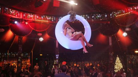 Szene aus dem vergangenen Jahr: Entertainer Chris Kolonko thronte in einem beleuchteten Kreis hoch über seinen Gästen im Spiegelzelt am Plärrer in Augsburg.
