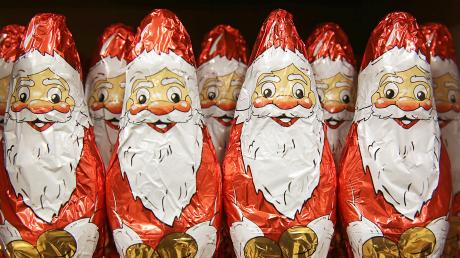 So sollte ein perfekter Weihnachtsmann aussehen: Mütze, rotes Gewand, wallender Bart. Ein Augsburger schafft es, binnen knapp 31 Sekunden so auszusehen wie diese süßen Vorbilder.