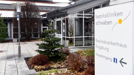 Ein blutiger Vorfall im  Bezirkskrankenhaus Augsburg im vergangenen Jahr wird gerade am Landgericht verhandelt.