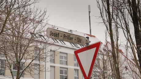 Um diesen Mobilfunkmast im Univiertel auf einem Haus in der Josef-Priller-Straße geht es: Anwohner wunderte sich, dass der Mast plötzlich aufgebaut wurde – und dass sie man sie vorher informiert hätte.  	