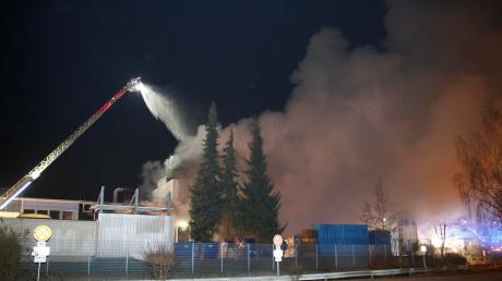  Bei Premium Aerotec in Haunstetten brannte eine Lagerhalle. Die werkseigene Feuerwehr war schnell vor Ort. Am Tag danach waren Flammen und Glutherde gelöscht. 	 	