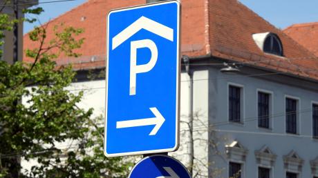 Auf einem Parkplatz ist in Oettingen ein Kennzeichen gestohlen worden.