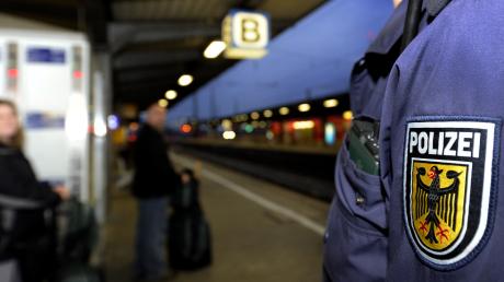 Am Hauptbahnhof in Augsburg standen drei kleine Kinder  alleine am Bahnsteig. Die Bundespolizei  brachte sie wieder mit ihrer Mutter zusammen.