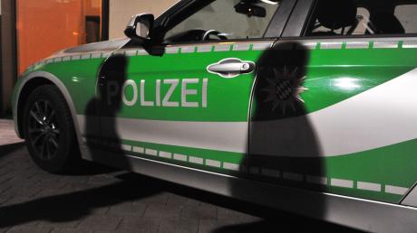 Ein 52-jähriger Familienvater ist nach Angaben der Polizei am Sonntagabend in Augsburg ausgerastet. Er stritt mit seiner Frau. Als die Tochter schlichten wollte, schlug er zu.