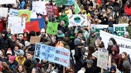 Hunderte von jungen Leuten setzten am Freitag auf dem Rathausplatz ein Zeichen für Klimaschutz und eine bessere Zukunft. 	