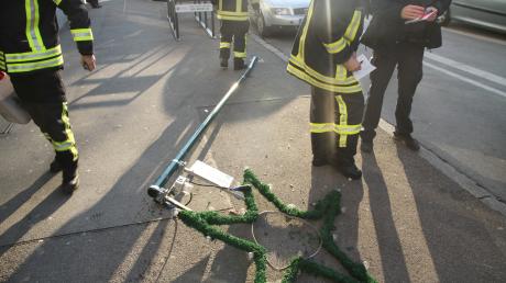 Trauriges Ende für einen beleuchteten Weihnachtsstern in Augsburg: Ein Autofahrer rammte die Stange und der Stern stürzte zu Boden.