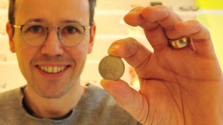 Philipp Kaneider, Inhaber von Optik König, ist ein Befürworter des Mobilo und kauft regelmäßig die Münzen. Seine Kunden bekommen mindestens zwei Mobilos mit.  	 	