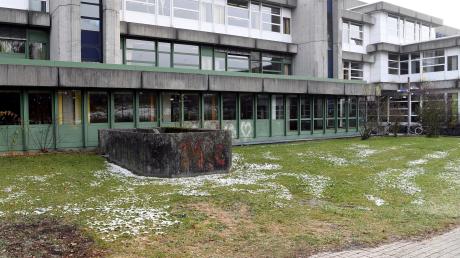 Das Schulzentrum am Alten Postweg mit Fos, Bos und Wirtschaftsschule ist ein Sanierungsfall. Die Schüler fordern nun einen Neubau.