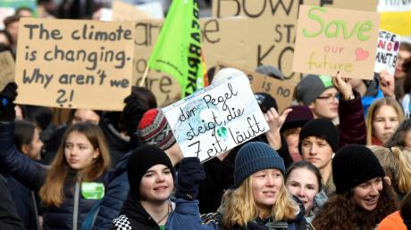 Auch in Augsburg gingen für die Bewegung „Fridays for Future“ Schüler freitags auf die Straße, um für eine bessere Klimapolitik zu demonstrieren.