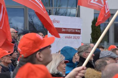 Fujitsu-Mitarbeiter demonstrieren gegen Standort-Schließung