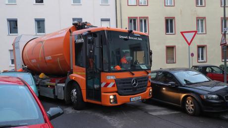 Wenn Müllabfuhr oder Feuerwehr in enge Straßen wie die Glückstraße in Oberhausen einbiegen müssen, ist das oft Zentimeterarbeit. Auch in vielen anderen Vierteln in der Stadt wird es zunehmend enger.