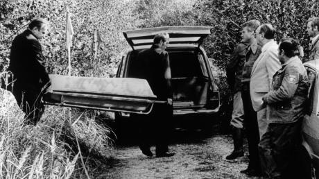 Die Leiche der elfjährigen Ursula Herrmann wird in einem Sarg vom Tatort wegtransportiert. Das Mädchen wurde 1981 in einem Waldstück entführt und in eine Holzkiste gesperrt.