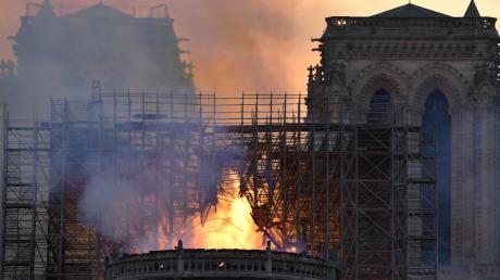 Der Brand von Notre-Dame Montagabend hat auch die Augsburger sehr bewegt. Viele haben der gotischen Kathedrale in Paris bereits einmal einen Besuch abgestattet. Der Augsburger Pfarrer Helmut Haug hat eine besondere Verbindung zu der Kirche.  	 	