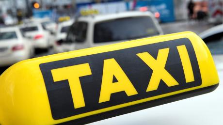 Ein Taxifahrer ist in Augsburg Opfer eines Gewaltdeliktes geworden.