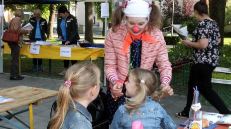Ulla Eichner vom ambulanten Clownservice unterhielt die kleinen und großen Besucher des Gesundheitstages im Bärenkeller. 	