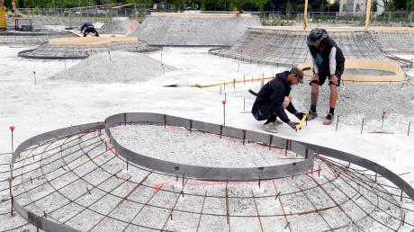 Spezialisten errichten gerade die Beton-Krater für den Skaterpark im Reese-Areal.