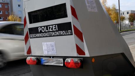 In der Augsburger Zugspitzstraße hat ein Mann einen Blitzer umgetreten. Immer wieder werden auch solche Anhänger der Polizei beschädigt.