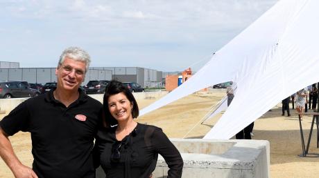 Gut gelaunt zeigt sich das Unternehmerehepaar Susanne und Udo Massari auf dem Grundstück nahe des Flughafens, das von ihnen erworben wurde. 