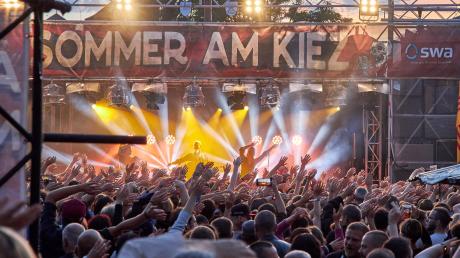 Die Band Schandmaul brachte das Publikum 2019 bei "Sommer am Kiez" am Helmut-Haller-Platz zum Singen und Mittanzen. Rund 850 Besucher drängten sich damals vor der Bühne.