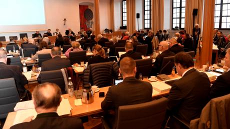 Der Augsburger Stadtrat im Sitzungssaal im Rathaus: Mehr als 600 Personen wollen in diesem Gremium mitreden.