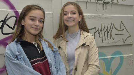 Mit ihren Eltern und ihrem Agenten basteln die 16-jährige Mimi (rechts) und die zwei Jahre jüngere Josy weiter an ihrer Karriere als Sängerinnen. Das Duo hatte bei "The Voice Kids" gewonnen.