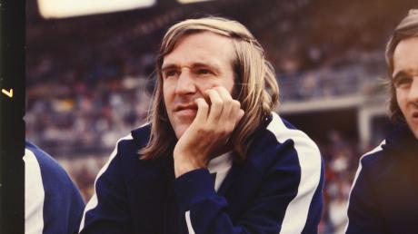 Wenn er auf der Bank saß, konnte er ungemütlich werden: Günther Netzer gilt bis heute als einziger Spieler, der sich selbst eingewechselt hat – und danach das entscheidende Tor im DFB-Pokalfinale 1973 schoss. 