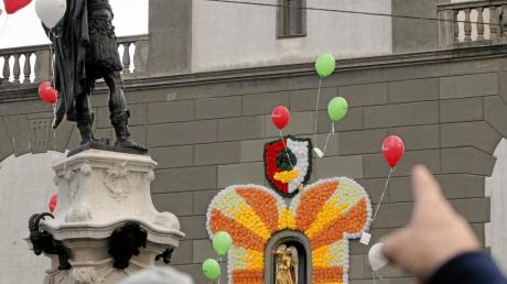 Beim Turamichele-Fest in Augsburg sind tausende Luftballons aufgestiegen.  	