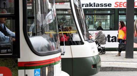 Es zeichnet sich immer deutlicher ab, dass Fahrgäste von Trams, Bussen und Zügen in der Region Augsburg zum Jahreswechsel von der sonst üblichen Preiserhöhung verschont bleiben.  	