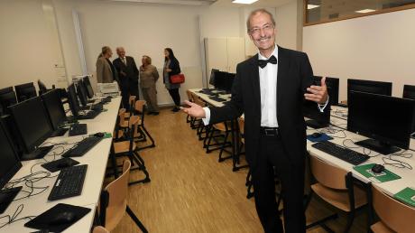 Rektor Herbert Hofmann freut sich über den neuen Computerraum, den der Anbau ans Rudolf-Diesel-Gymnasium ermöglicht hat.  	