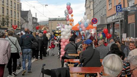 Viel geboten war am Wochenende in Lechhausen. Beim Marktsonntag tummelten sich tausende Menschen auf den Straßen.  	