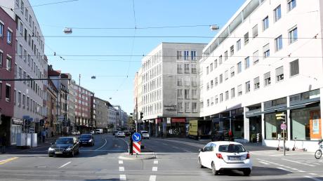 So sieht es aktuell in der Karlstraße (Blick von der Kreuzung Karolinenstraße Richtung Theater) aus. Das Bild zeigt die Situation am Freitagvormittag – zu Stoßzeiten herrscht hier mehr Autoverkehr.  	