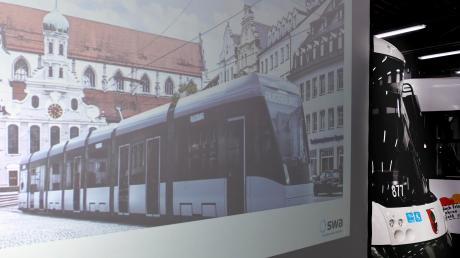 Es handelt sich um eine Projektion: Die Straßenbahn vom Typ Tramlink der Firma Stadler verkehrt auf der Maximilianstraße. 