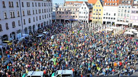 Einen vollen Rathausplatz gab es in Augsburg beim globalen Klimastreik am 20. September. 	