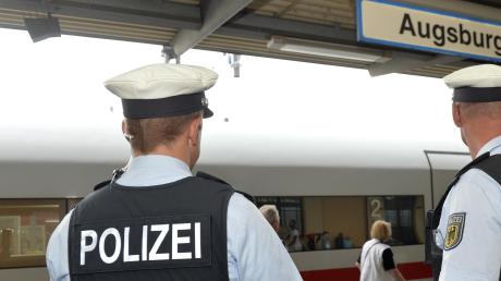 Ein Jugendlicher fällt am Samstag in einem ICE einem Zugbegleiter auf, weil er offenbar eine Waffe bei sich trägt. Die Polizei rückt am Hauptbahnhof in Augsburg mit mehreren Streifen an. 