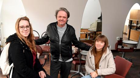 Friseur Berndt Wagner und seine Töchter Saskia Schimpfle (links) und Vanessa Wagner haben mit ihrem Salon bei der Friseurinnung Zuflucht gefunden.