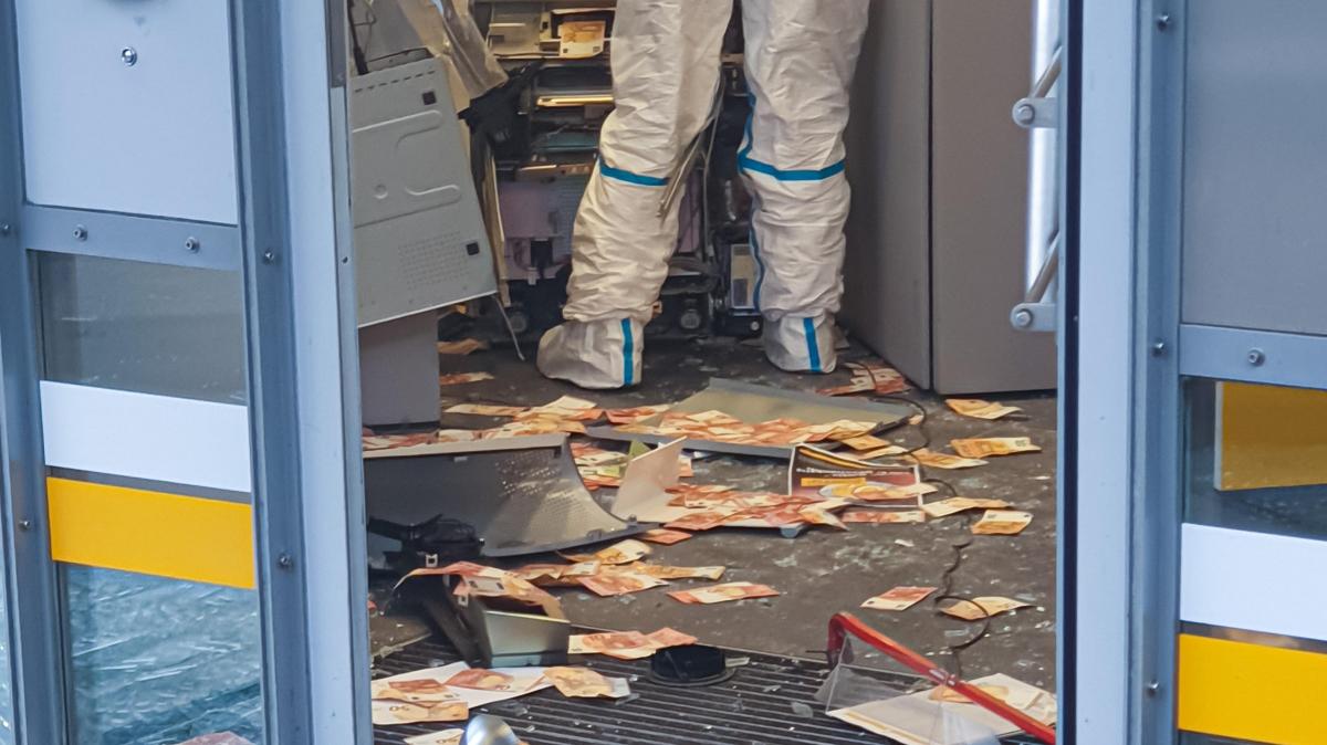 Geldautomat gesprengt: Drei oder mehr Täter auf der Flucht - Augsburger Allgemeine