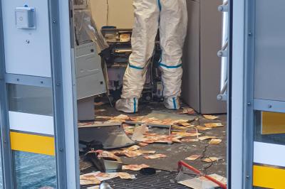 Geldautomat gesprengt: Drei oder mehr Täter auf der Flucht