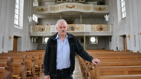 Organisator Anton Engelhart steht in der Wullenstetter Kirche, in der das Christkönigskonzert stattfindet. 