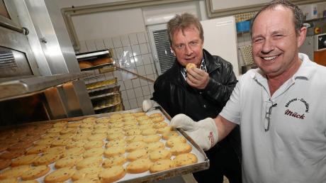In der Bäckerei Mück in Lechhausen probiert Walter Wölfle vom Vorstand schon einmal die ersten Weihnachtsplätzchen von Meister Peter Mück.