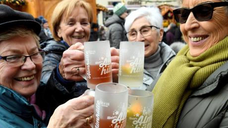 Glühwein ist in Augsburg etwas günstiger als im Bundesschnitt. Gefragt sind derzeit auch Getränke ohne Alkohol. Unser Bild zeigt Magdalena Kosub (von links), Heidi Gonizianer, Hedwig Mitschele und Maria Malter. 	
