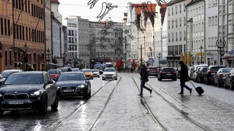 Soll die Maximilianstraße in der Augsburger Innenstadt komplett autofrei werden? Bei der Bürgerversammlung wurde ein entsprechender Antrag verabschiedet. 	