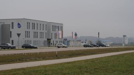 Das Babcock-Gebäude am Augsburger Flughafen ist verkauft worden. Die Ostler-Firmengruppe plant für die Zukunft Wartungen von Hubschraubern, möglicherweise auch wieder Schulungsflüge. 	