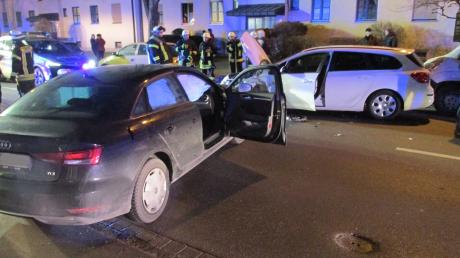 An einem Verkehrsunfall in der Hirblinger Straße in Oberhausen waren drei Fahrzeuge beteiligt. Zwei Verletzte mussten ins Krankenhaus gebracht werden.