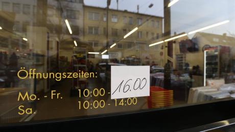 Auf die nachlassende Kundenfrequenz im Stadtteil reagiert Costa Fudulis, der seinen Fu-Markt an der Neuburger Straße bis zur Wiedereröffnung des Bürgerbüros zwei Stunden früher schließt.  	
