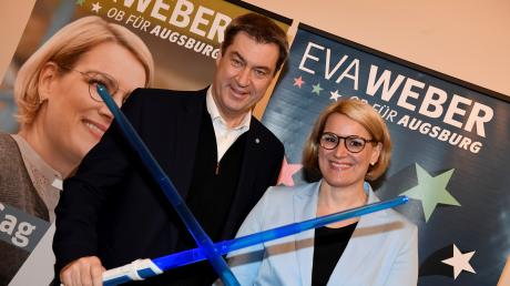 Dank der Macht ins CSU-Wahlbüro: Markus Söder und Eva Weber.