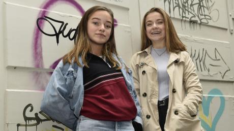 Zwei Gesangstalente aus Augsburg: Die 14-jährige Josy (links) und ihre zwei Jahre ältere Schwester Mimi sind trotz des Erfolges natürlich geblieben.  	