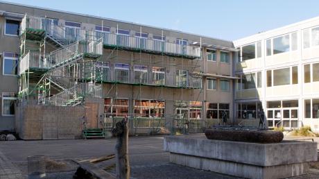 Die Schillerschule in Lechhausen soll nicht nur umfassend saniert werden. Im Hof ist auch ein Erweiterungsbau geplant, der Räume für das Ganztagsangebot sowie eine Mensa beherbergt. 	