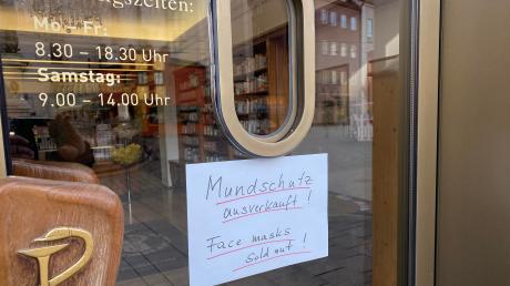 Das Coronavirus hinterlässt auch in Augsburg Spuren: Dieses Hinweisschild hängt an der Stern-Apotheke in der Maximilianstraße.